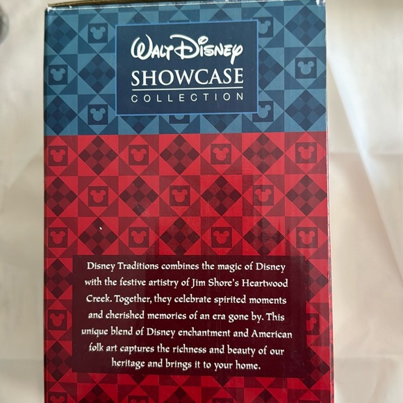 Disney Traditions Jim Shore “Mistletoe Moment” - Picture 4 of 6